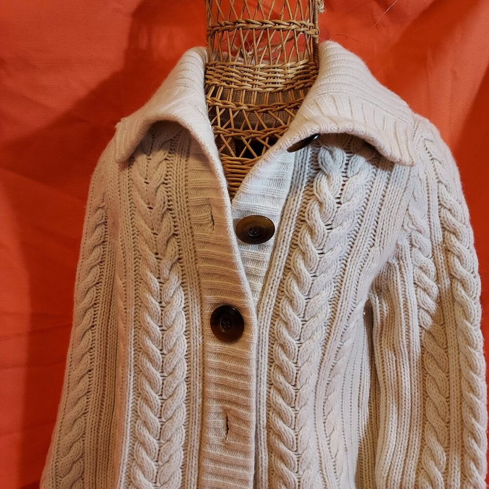 ABERCROMBIE & FITCH LONG SLEEVED CREAM COLOR BUTTON FRONT CARDIGAN SIZE MEDIUM